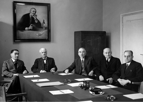Jury Państwowej Nagrody Literackiej podczas obrad, siedzą od lewej: Tadeusz Żeleński, Andrzej Strug, profesor Józef Ujejski, Wincenty Rzymowski, Władysław Zawistowski, 29 grudnia 1927 r. Fot. z zasobu NAC