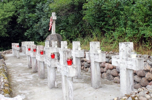 O cmentarzu zniszczonym przez dyktatora… Historia partyzanckich mogił w Mikuliszkach
