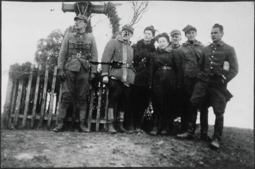 Podporucznik Jan Kasprzycki "Joe" (pierwszy z lewej), którego kompania opiekowała się cmentarzem w Mikuliszkach
