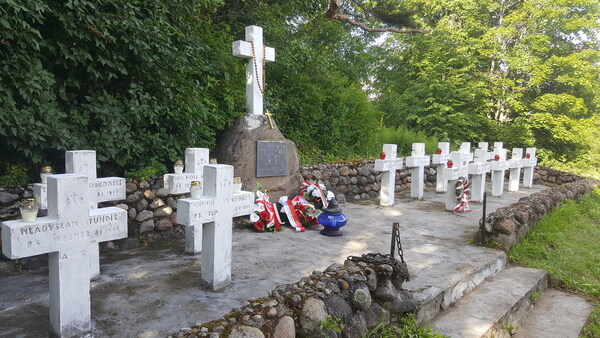 O cmentarzu zniszczonym przez dyktatora… Historia partyzanckich mogił w Mikuliszkach