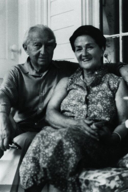 Para starszych osób - Zofia i Stefan Korbońscy - pozujących do zdjęcia na tarasie