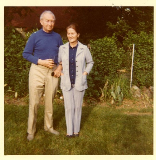 Para starszych osób - Zofia i Stefan Korbońscy - pozujących do zdjęcia w ogrodzie