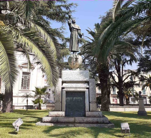 Pomnik św. Maksymiliana Kolbe przed Bazyliką Matki Bożej Różańcowej w Pompejach