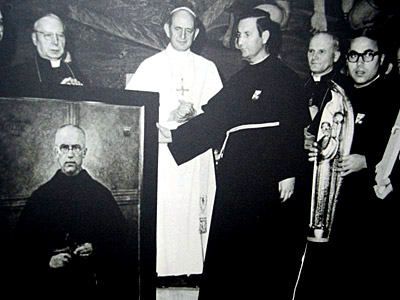 Grupa duchownych (widoczni m.in. kardynałowie Wyszyński i Wojtyła) i papież Paweł VI stoją przy obrazie z podobizną Maksymiliana Kolbe
