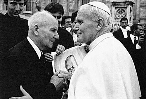 Starszy mężczyzna z papieżem Janem Pawłem II