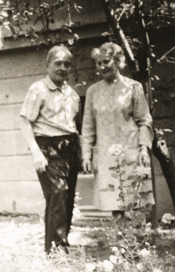 Piotr Woźniak z żoną pozują do zdjęcia, fotografia plenerowa