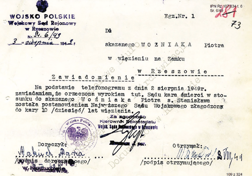 Pismo urzędowe (sporządzone maszynowo) zaadresowane do: skazanego Woźniaka Piotra w więzieniu na Zamku w Rzeszowie. Datowane na 3 sierpnia 1949 r., zawierające podpisy i pieczęcie oraz podpis (pokwitowanie) skazanego