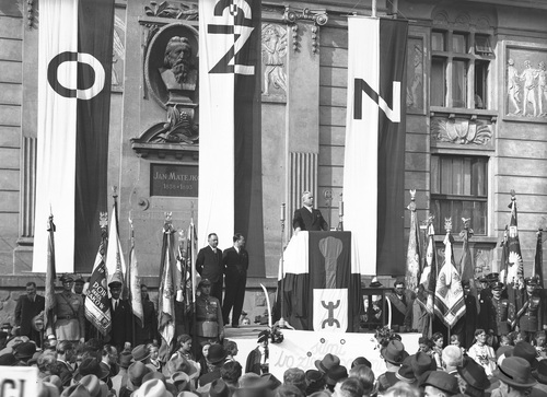 Zjazd Obozu Zjednoczenia Narodowego. Minister komunikacji Juliusz Ulrych wygłasza przemówienie przed Pałacem Sztuki w Krakowie, 17 października 1938 r. Fot. ze zbiorów NAC