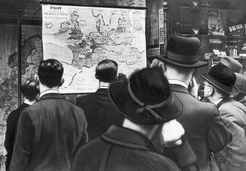 Przechodnie przed mapą Europy wywieszoną na paryskiej ulicy we wrześniu 1938 r. Fot. ze zbiorów NAC