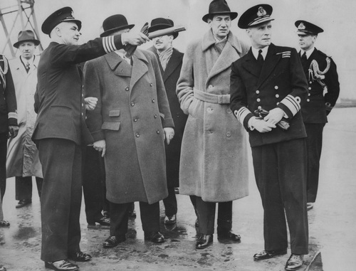 Minister spraw zagranicznych Józef Beck wśród oficerów brytyjskiej marynarki wojennej w Porsmouth podczas wizyty w Wielkiej Brytanii, kwiecień 1939 r. Fot. ze zbiorów NAC