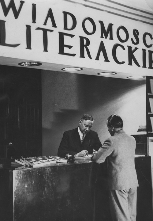 Zygmunt Nowakowski podczas podpisywania swoich książek w sklepie "Wiadomości Literackich" w Warszawie, 1939 r. Fot. NAC