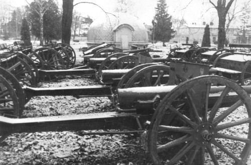 Ustawione w parku zdrojowym w Busku-Zdroju, zdobyte przez Niemców podczas wojny obronnej Polski w 1939 roku, polskie armaty typu Schneider wzór 1897 kaliber 75 milimetrów.