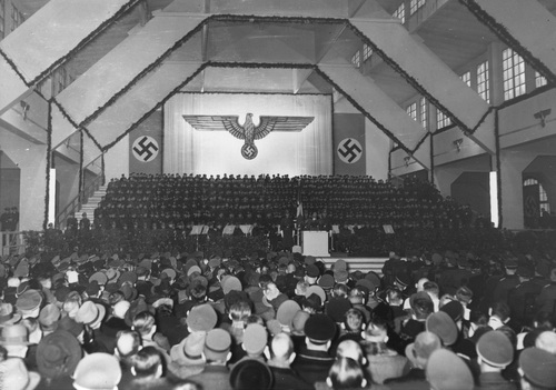 Wiec z udziałem ministra propagandy III Rzeszy Josepha Goebbelsa w okupowanym Poznaniu, październik 1940 r. Fot. ze zbiorów NAC