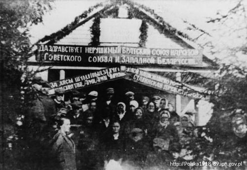 Brama powitalna dla Armii Czerwonej w Grudziewiczach koło Grodna, wrzesień 1939 r.