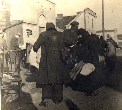Żydzi we Włocławku noszący żółte odznaki na plecach