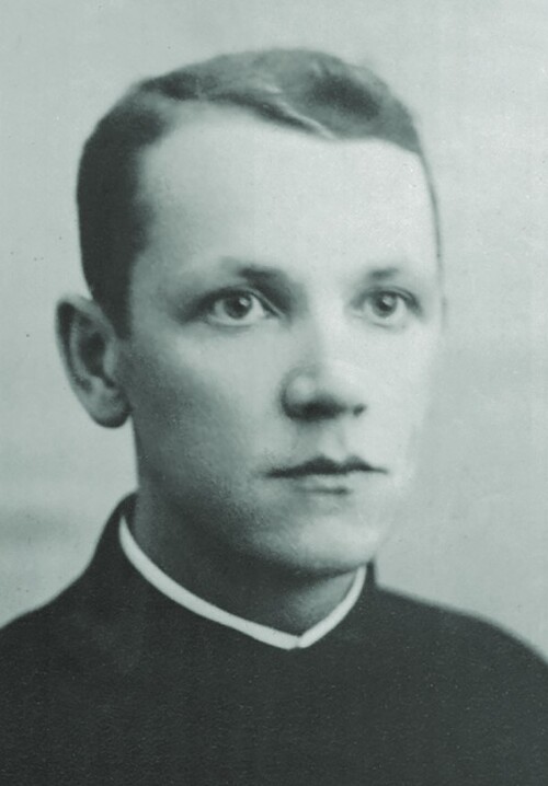 Władysław Gurgacz – student teologii w kolegium jezuickim w Warszawie w latach 1943–1944. Na zdjęciu jest bardzo młody mężczyzna w sutannie, z koloratką pod szyją.