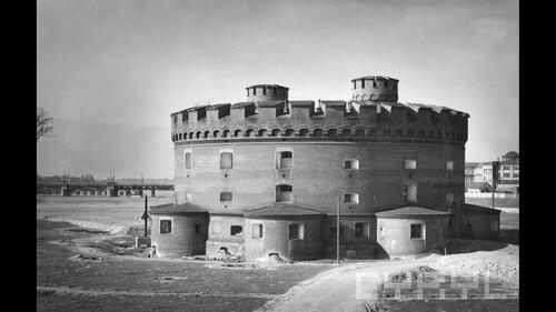 Czarno-białe zdjęcie fortu Radziwiłł w czasie okupacji