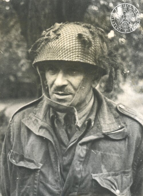 Dowódca 1. Samodzielnej Brygady Spadochronowej generał brygady Stanisław Sosabowski podczas walk w Holandii. Generał nosi wąsy, ma na głowie hełm bojowy w kamuflażu, ubrany jest w wojskową, polową kurtkę.