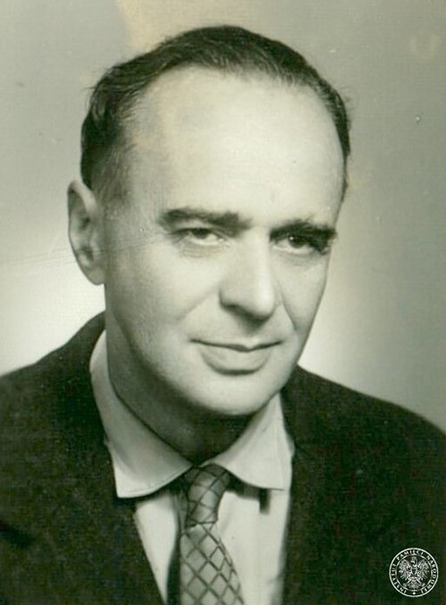 Józef Goldberg-Różański (zdjęcie z akt z 1964 roku). Na zdjęciu jest mężczyzna o wydatnych ustach, ostrym spojrzeniu, wysokim czole, zaczesanych do tyłu włosach, ubrany w koszulę, krawat i marynarkę.