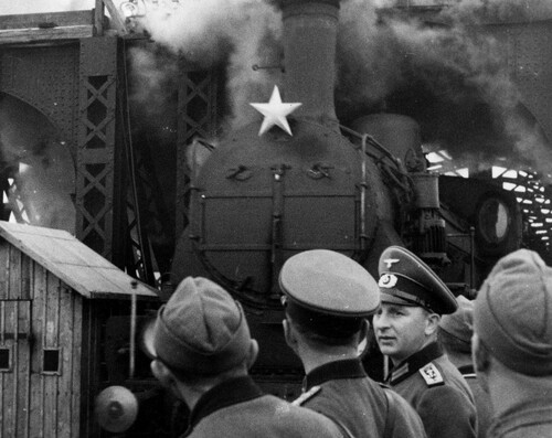 Przeładunek zboża transportowanego ze Związku Sowieckiego do Niemiec w Przemyślu (fot. NAC)