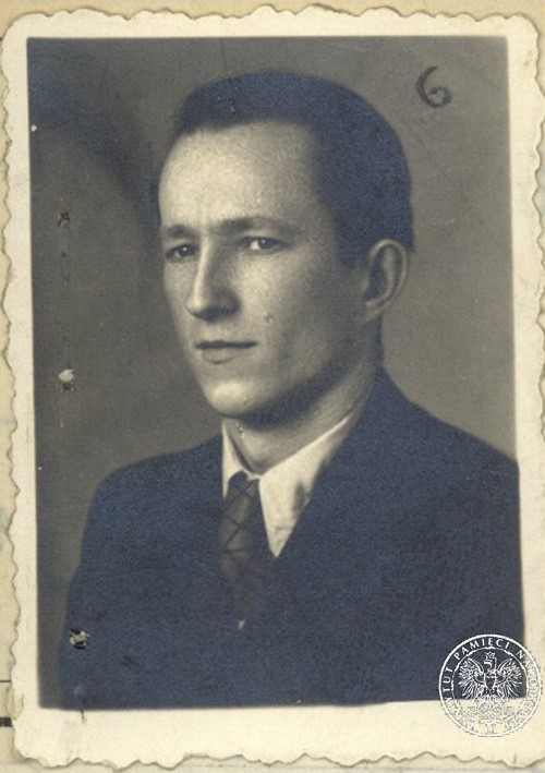Stanisław Malicki (zdjęcie z akt personalnych w Urzędzie Bezpieczeństwa, z dokumentu z 1945 roku). Na zdjęciu jest młody mężczyzna, gładko ogolony, o ciemnych włosach, ubrany w białą koszulę, krawat i marynarkę.