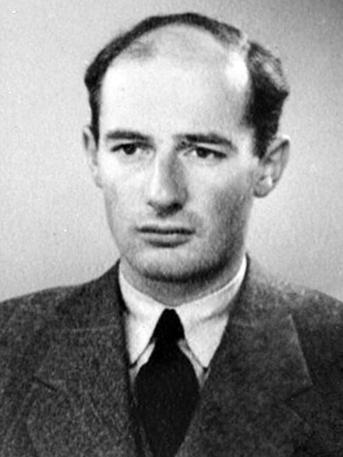Zdjęcie paszportowe Raoula Wallenberga z 1944 r. Mężczyzna w średnim wieku, w garniturze.