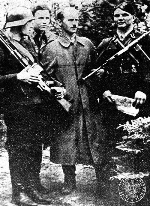 Członkowie oddziału partyzanckiego Batalionów Chłopskich „Ośki”. Na zdjęciu widać czterech stojących przy drzewach mężczyzn, dwóch częściowo umundurowanych (ci trzymają także broń maszynową i automatyczną) i dwóch ubranych po cywilnemu (jednym z nich jest dowódca – Jan Sońta „Ośka”).