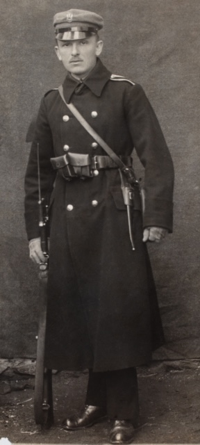 Mikołaj Nycz w mundurze sierżanta Wojska Polskiego, lata 1919-1920, z trzymanym u boku karabinem piechoty (z nasadzonym bagnetem).