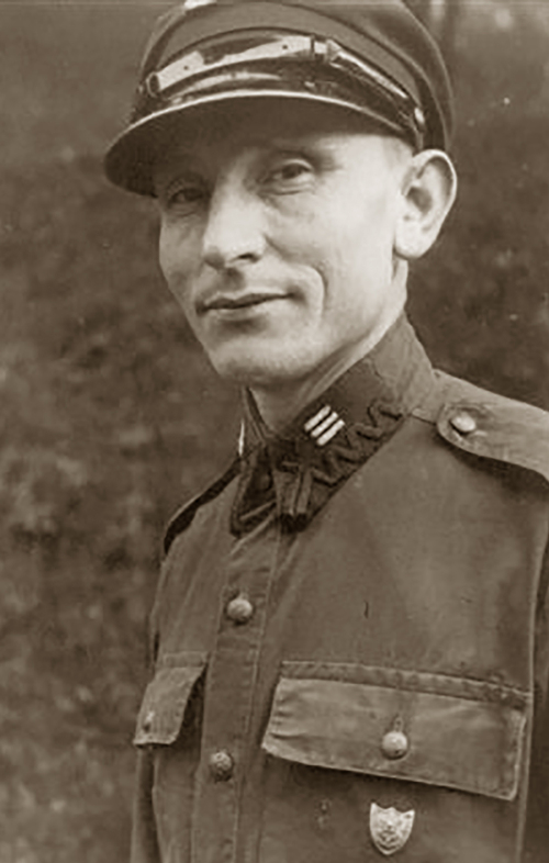 Mikołaj Nycz w mundurze drużynowego Związku Strzeleckiego, koniec lat trzydziestych XX wieku. Na zdjęciu jest młody, gładko ogolony, uśmiechający się mężczyzna.