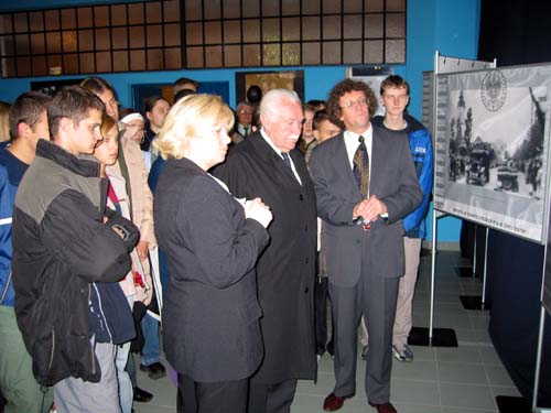 Prezydent Ryszard Kaczorowski w towarzystwie młodzieży z VIII LO w Białymstoku ogląda wystawę IPN „Sybiracy. Deportacje obywateli polskich w głąb ZSRR (1939-1941)”, 17 października 2002 r.