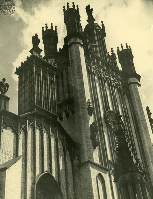 Fronton i wieżyczki katedry św. Jana w Warszawie, 1939 r.