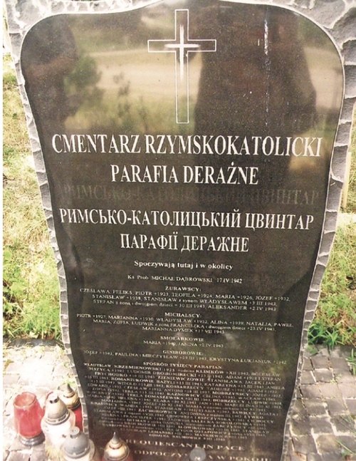 Kamienna tablica pamiątkowa na cmentarzu w Derażnem na Wołyniu z inskrypcją w językach polskim i ukraińskim