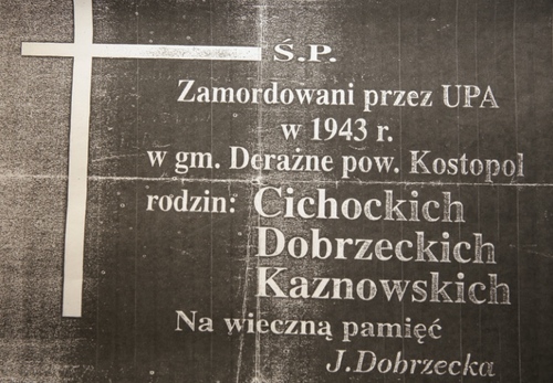 Tablica w Rotundzie Zamojskiej upamiętniająca pomordowanych na Wołyniu, ufundowana przez Janinę Dobrzecką
