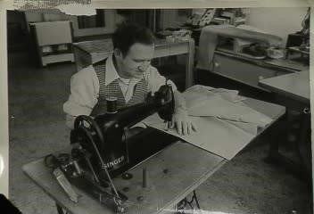 Abraham Landau podczas pracy przy maszynie krawieckiej Singera, data nieznana (okres powojenny).