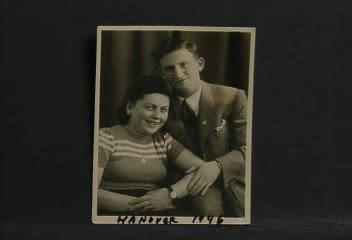 Abraham Landau wraz z żoną Frejdą, Hanower, 1947 rok. Młodzi ludzie, kobieta uśmiecha się, ubrana jest w sweterek z krótkimi rękawami, na ręku ma zegarek; mężczyzna ubrany jest w białą koszulę, krawat i garnitur, ma starannie zaczesane włosy.
