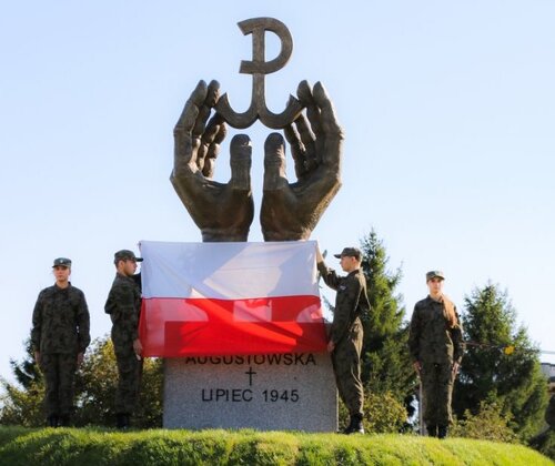 Warta honorowa przy pomniku Ofiar Obławy Augustowskiej w Sokółce podczas ceremonii odsłonięcia