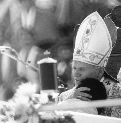 Papież Jan Paweł II przytula jednego z wiernych podczas mszy św. w São Paulo