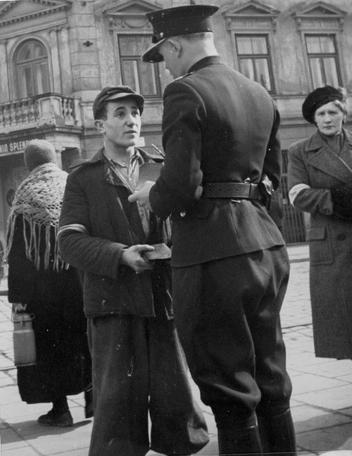 Policjant (granatowy) podczas pracy w Krakowie, 1940 r. Fot. ze zbiorów NAC