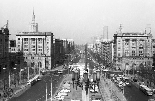 Plac Konstytucji, widok z hotelu MDM w kierunku ulicy Marszałkowskiej, 1975 r. Fot. z zasobu AIPN, kolekcja Jana Hausbrandta