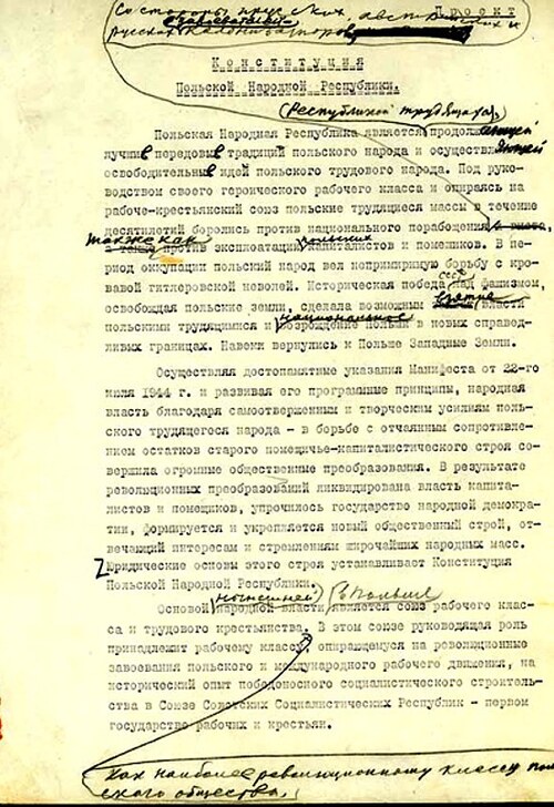 Projekt Konstytucji PRL w języku rosyjskim z naniesionymi odręcznie poprawkami przez Józefa Stalina, 1952 r. Ze zbiorów AAN