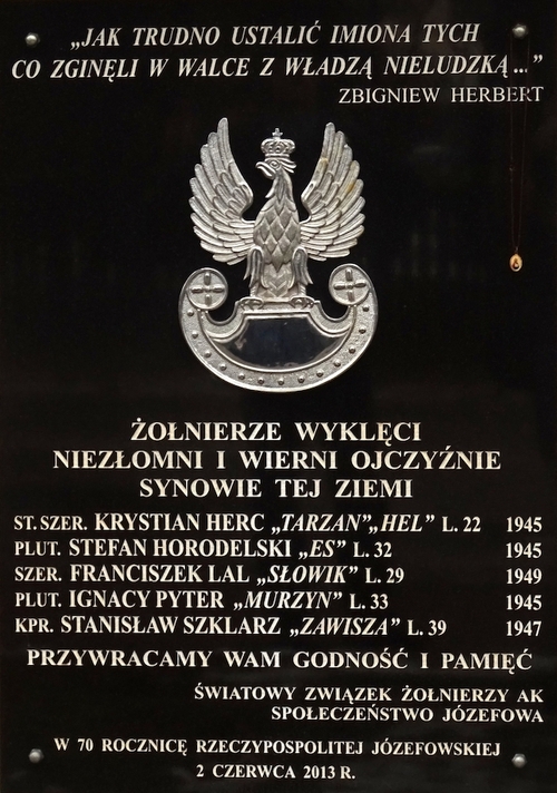 Tablica upamiętniająca żołnierzy AK-ROAK-WiN zamordowanych przez UB i MO znajdująca się na ogrodzeniu kościoła parafialnego w Józefowie