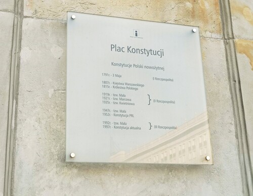 Tablica informacyjna przy placu Konstytucji w Warszawie