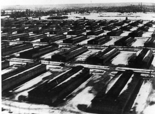 Baraki KL Auschwitz-Birkenau z początku 1945 r. w kadrze z sowieckiego filmu zrealizowanego po wyzwoleniu obozu