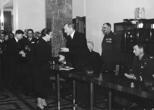 Wiceminister komunikacji Aleksander Bobkowski wręcza pilot Wandzie Modlibowskiej nagrodę za międzynarodowy rekord trwałości lotu, sierpień 1938 r. Fot. ze zbiorów NAC