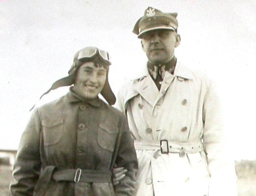 Wanda Modlibowska z dowódcą 3 pułku lotniczego płk. Władysławem Kalkusem, 1932 r. Ze zbiorów Aeroklubu Poznańskiego im. Wandy Modlibowskiej