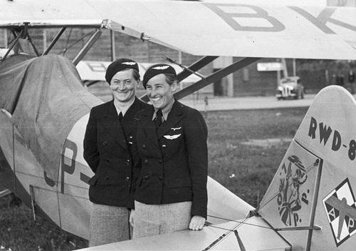 Pilot Wanda Modlibowska (z prawej) i pilot Ewa Korczyńska przy samolocie RWD-8 ufundowanym przez Ligę Obrony Powietrznej i Przeciwgazowej, sierpień 1938 r. Fot. ze zbiorów NAC