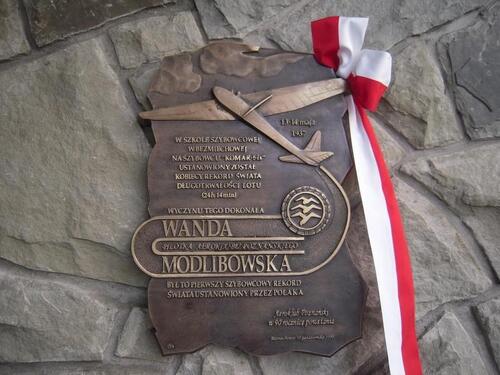 Tablica upamiętniająca szybowcowy rekord świata ustanowiony przez Wandę Modlibowską w Bezmiechowej, w Akademickim Ośrodku Szybowcowym Politechniki Rzeszowskiej