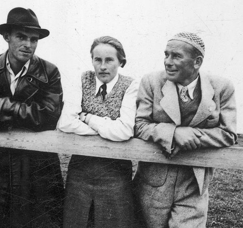 Polscy szybownicy Tadeusz Góra (z lewej) i Wanda Modlibowska w towarzystwie nierozpoznanej osoby,  luty 1939 r. Fot. ze zbiorów NAC