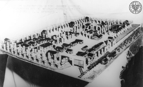 Makieta obozu w Sobiborze przygotowana przez Aleksandra Peczerskiego. Na zdjęciu widać rozmieszczenie poszczególnych budynków i obiektów wchodzących w skład obozu „SS-Sonderkommando Sobibor”, w tym baraki i ogrodzenie.