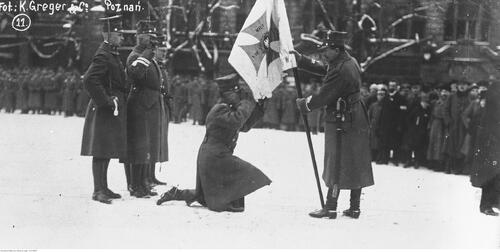 Uroczystość zaprzysiężenia wojsk powstańczych i wręczenie sztandaru 1 Dywizji Strzelców Wielkopolskich. Gen. Józef Dowbor-Muśnicki wręcza pierwszy sztandar generałowi Danielowi Konarzewskiemu, 26 stycznia 1919 r. Fot. ze zbiorów NAC
